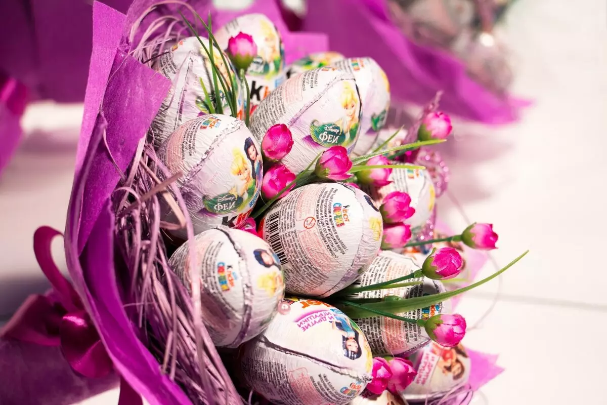 Bouquets of Sweets le 8 mars (66 photos): Sweet Mini Bouquets Faites-le vous-même, Candy Cadeaux inhabituels à l'enseignant et à maman, autres versions de bouquets 18614_28