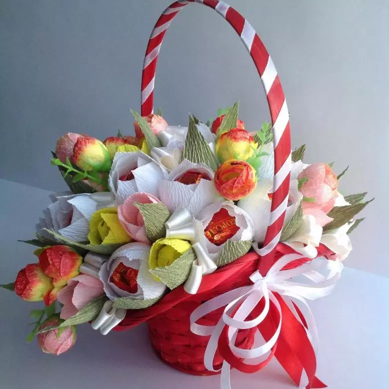 Bouquets na Sweets a ranar 8 ga Maris (66 hotuna): Mini mai dadi) Ku yi wa kanku da kanka, Kyauta Baƙon abu ga Malami da Mama, sauran sigogi na bouquets 18614_3