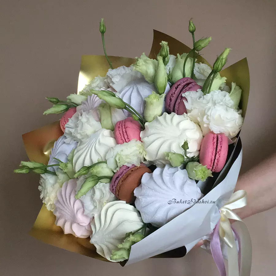 Bouquets of Sweets pada 8 Maret (66 Foto): Karangan bunga Mini Manis Do It Yourself, Candy Hadiah yang Tidak Biasa kepada Guru dan Ibu, Versi Bouquets Lainnya 18614_32