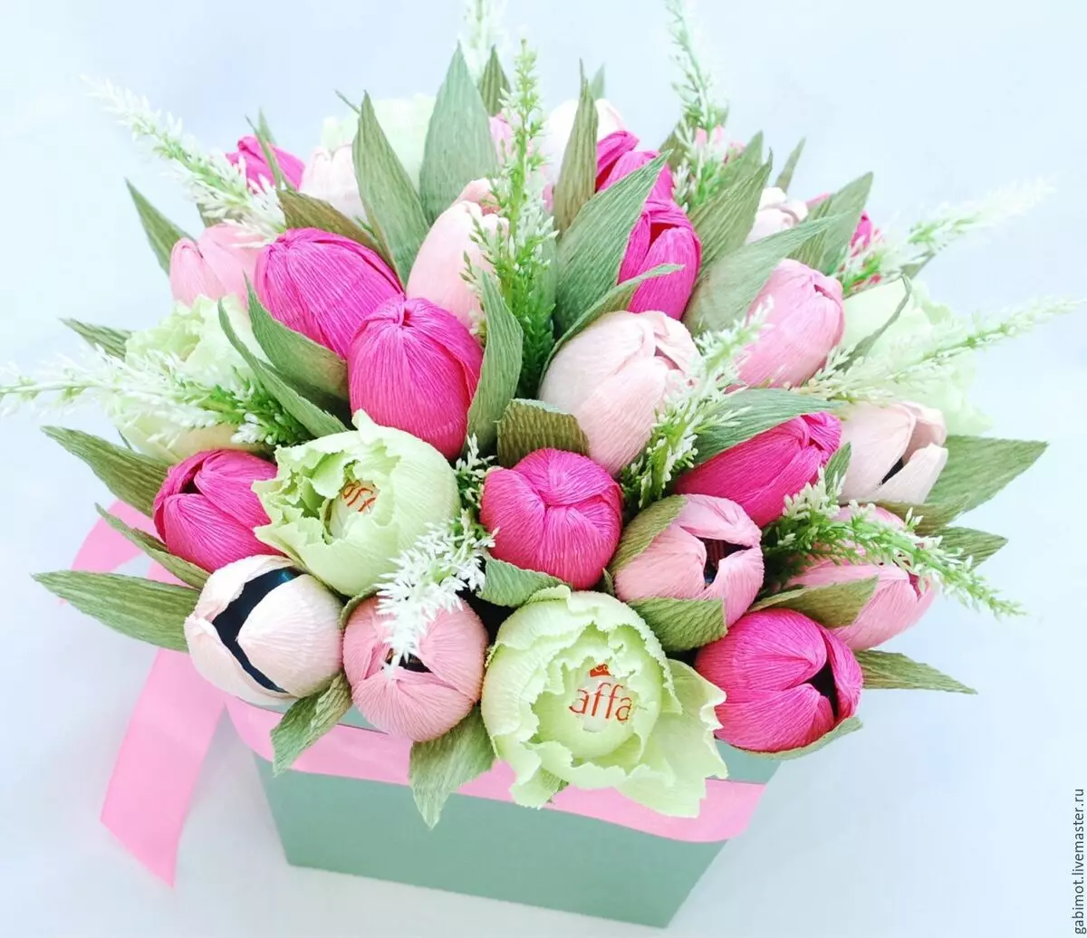 Bouquets of Sweets ar 8 Mawrth (66 Lluniau): Bouquets Mini Melys yn ei wneud eich hun, rhoddion anarferol candy i'r athro a'r mom, fersiynau eraill o tuswau 18614_34