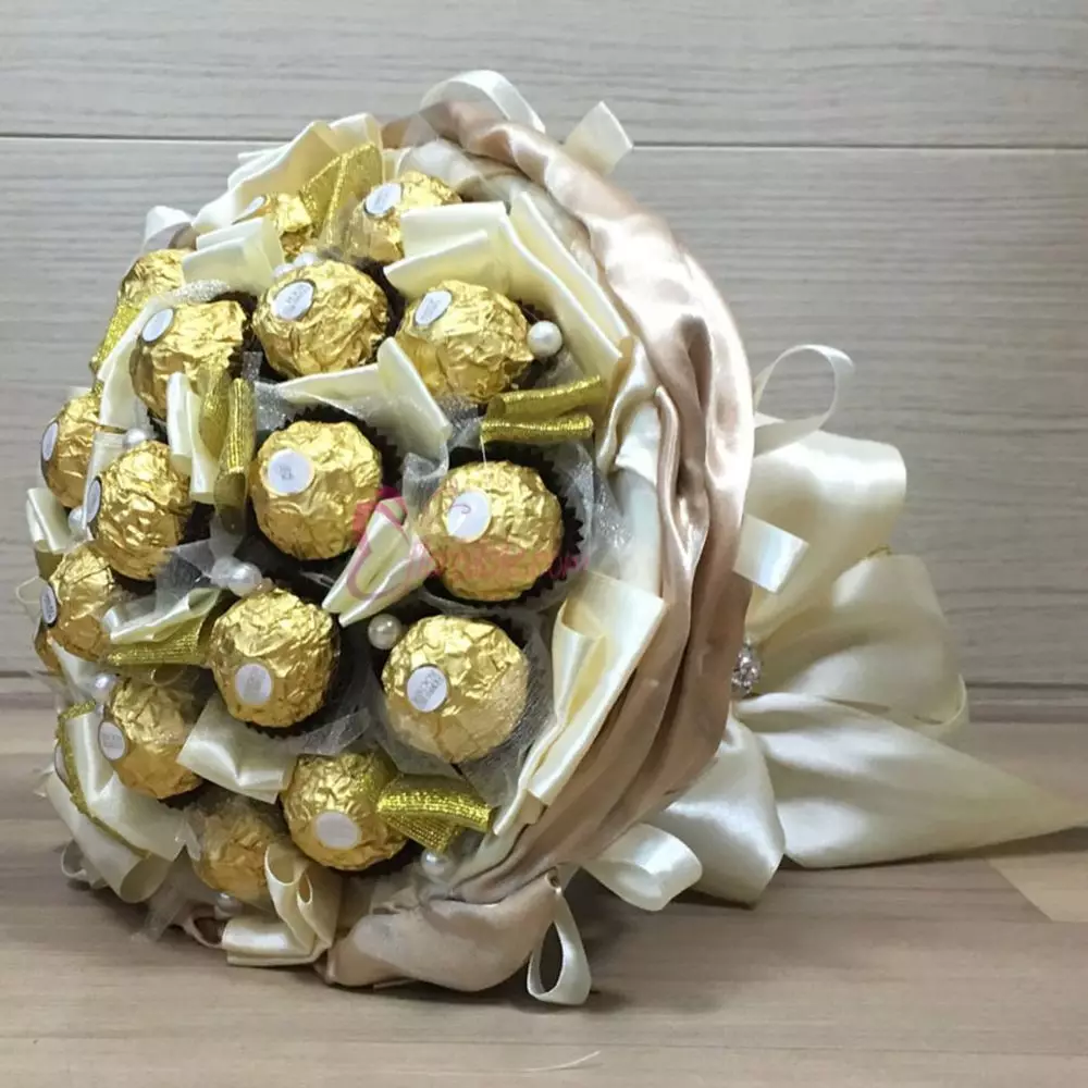 Bouquets of Sweets pada 8 Maret (66 Foto): Karangan bunga Mini Manis Do It Yourself, Candy Hadiah yang Tidak Biasa kepada Guru dan Ibu, Versi Bouquets Lainnya 18614_35