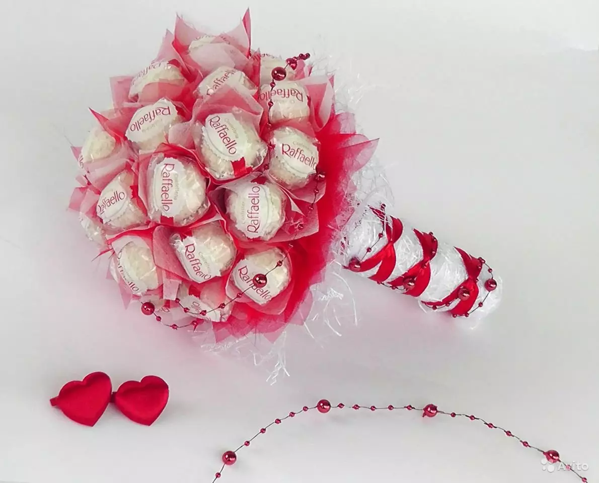 Bouquets of Sweets le 8 mars (66 photos): Sweet Mini Bouquets Faites-le vous-même, Candy Cadeaux inhabituels à l'enseignant et à maman, autres versions de bouquets 18614_39