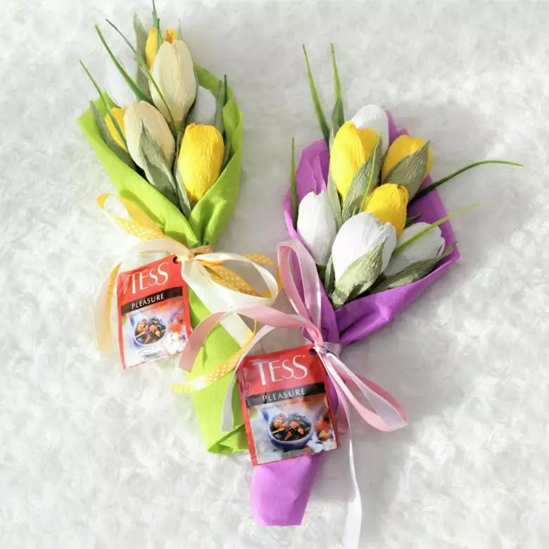 Bouquets of Sweets le 8 mars (66 photos): Sweet Mini Bouquets Faites-le vous-même, Candy Cadeaux inhabituels à l'enseignant et à maman, autres versions de bouquets 18614_4