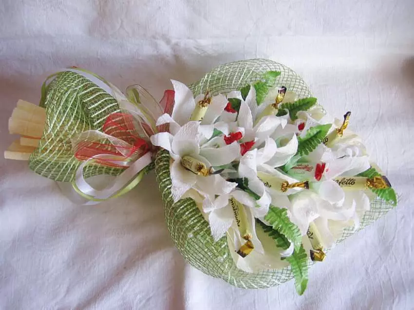 Saldainių puokštės kovo 8 d. (66 nuotraukos): Sweet Mini Bouquets tai daro patys, saldainių neįprastos dovanos mokytojui ir mamai, kitos puokštės versijos 18614_44