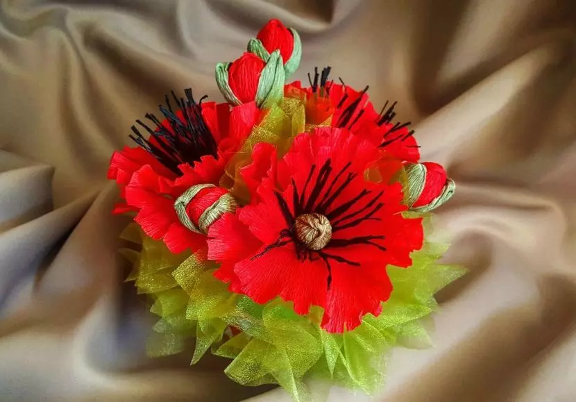 Bouquets of Sweets le 8 mars (66 photos): Sweet Mini Bouquets Faites-le vous-même, Candy Cadeaux inhabituels à l'enseignant et à maman, autres versions de bouquets 18614_49