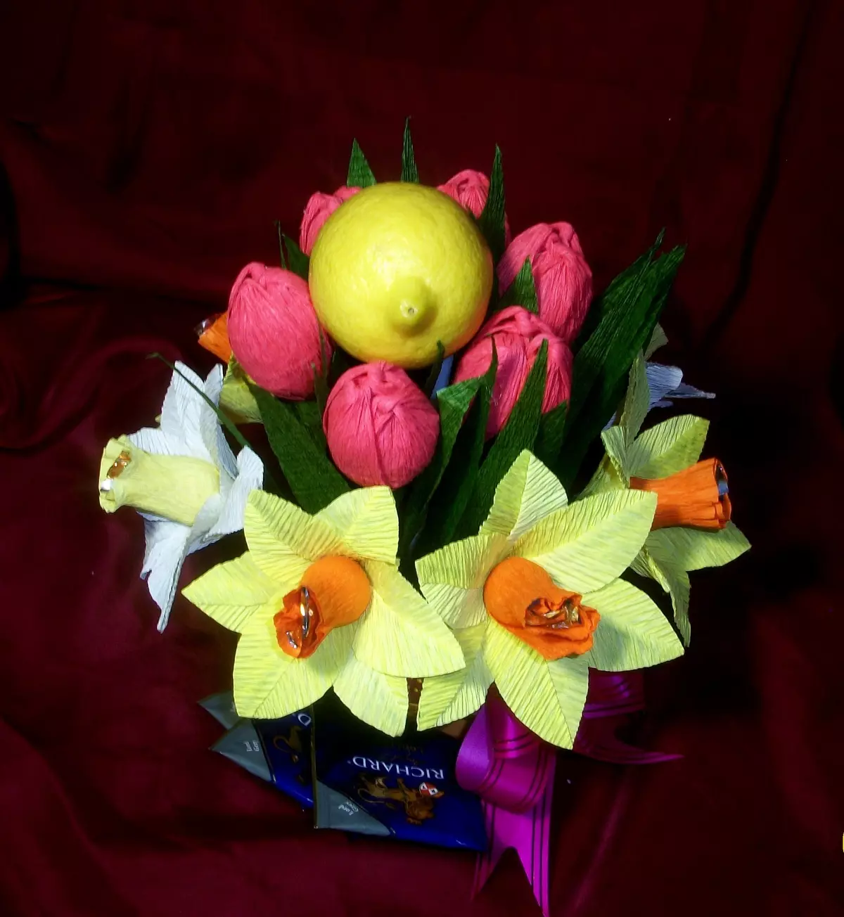 Bouquets of Sweets pada 8 Maret (66 Foto): Karangan bunga Mini Manis Do It Yourself, Candy Hadiah yang Tidak Biasa kepada Guru dan Ibu, Versi Bouquets Lainnya 18614_5