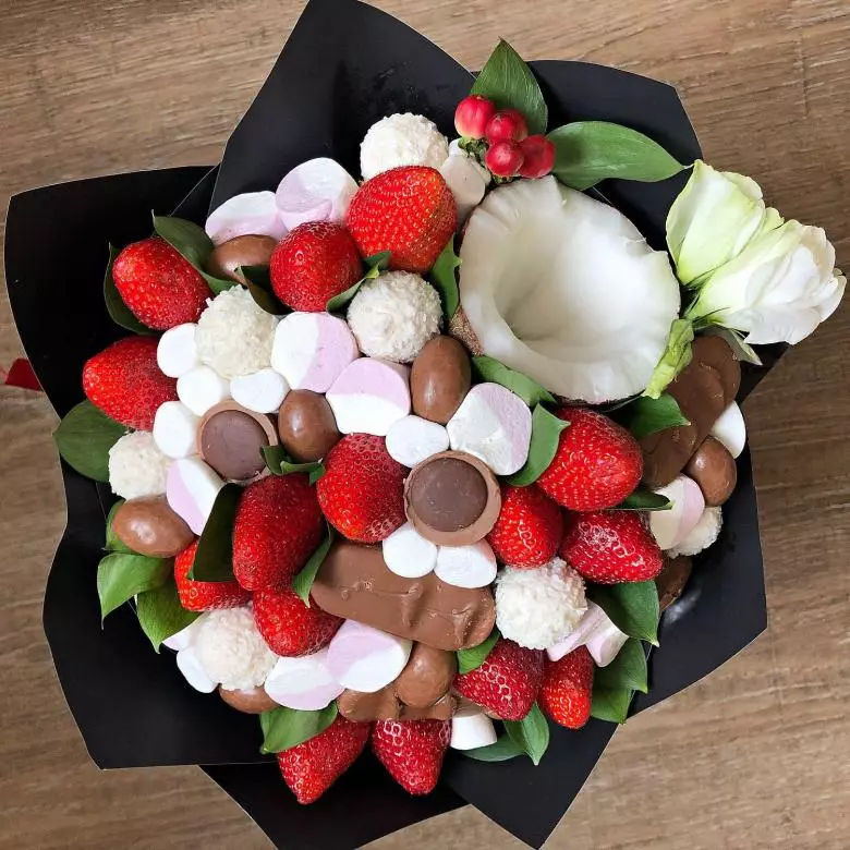 Bouquets of Sweets am 8. März (66 Fotos): Süße Mini-Blumensträume machen es selbst, süßigkeiten ungewöhnliche Geschenke an den Lehrer und Mama, andere Versionen von Blumensträudern 18614_52