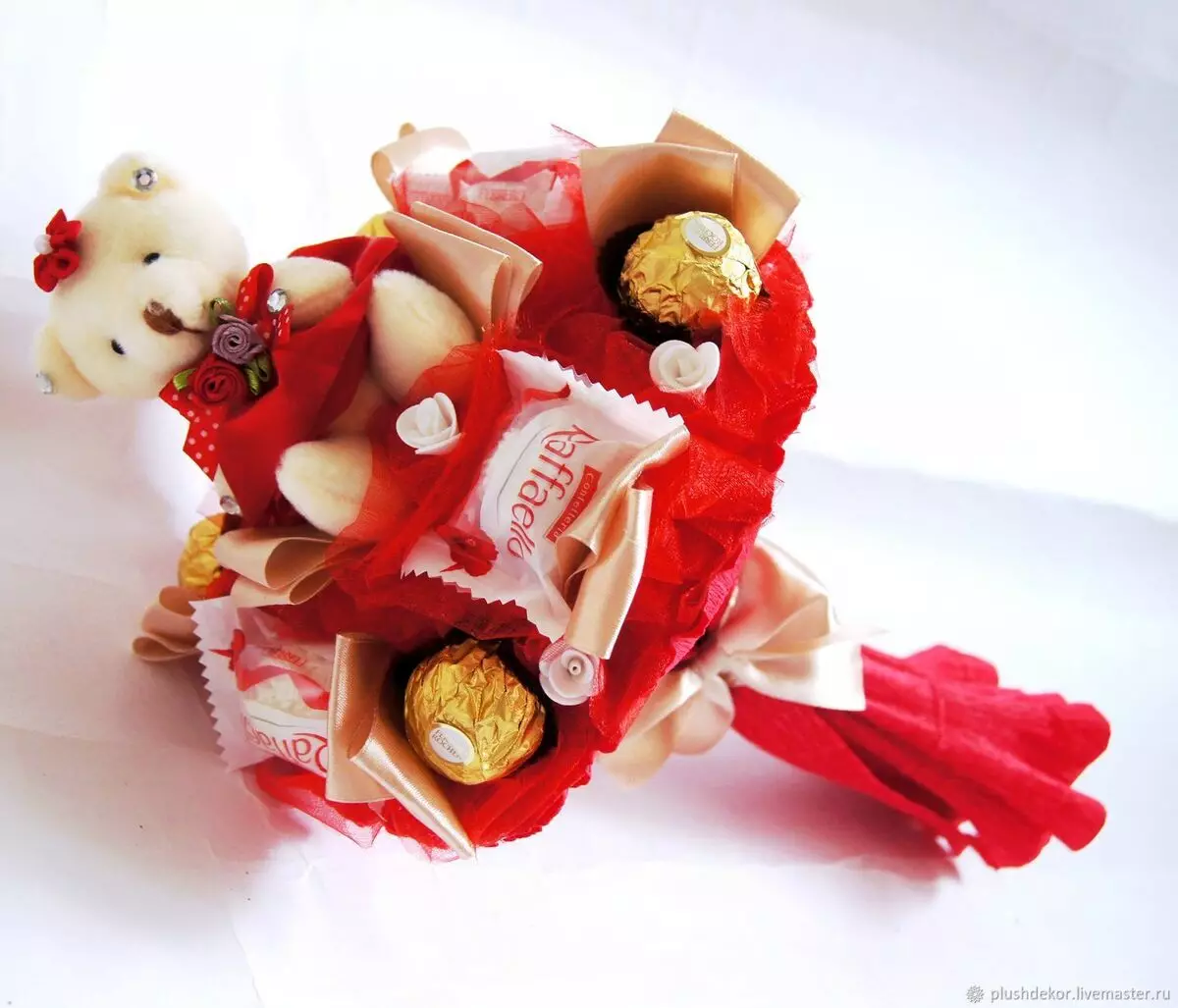Saldainių puokštės kovo 8 d. (66 nuotraukos): Sweet Mini Bouquets tai daro patys, saldainių neįprastos dovanos mokytojui ir mamai, kitos puokštės versijos 18614_57