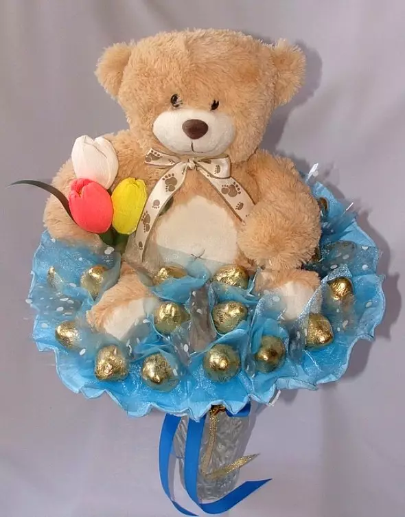 Bouquets of Sweets l'8 marzo (66 foto): Sweet Mini Bouquets fai da te, regali insoliti di caramelle all'insegnante e mamma, altre versioni di bouquet 18614_58