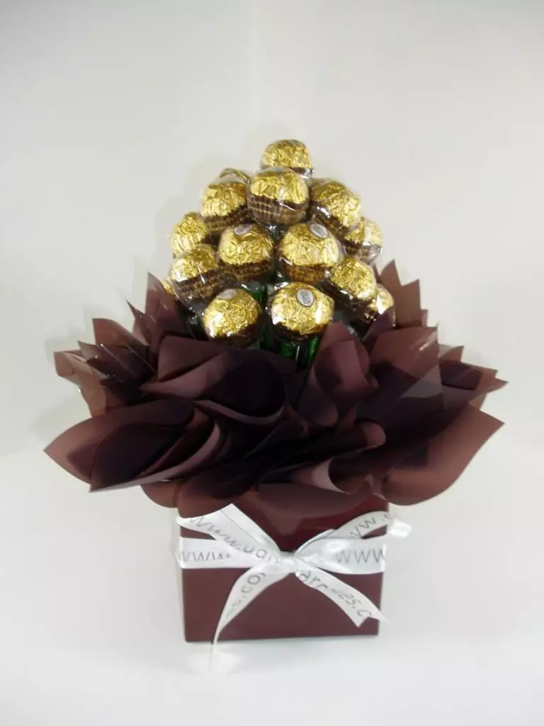 Bouquets of Sweets am 8. März (66 Fotos): Süße Mini-Blumensträume machen es selbst, süßigkeiten ungewöhnliche Geschenke an den Lehrer und Mama, andere Versionen von Blumensträudern 18614_60