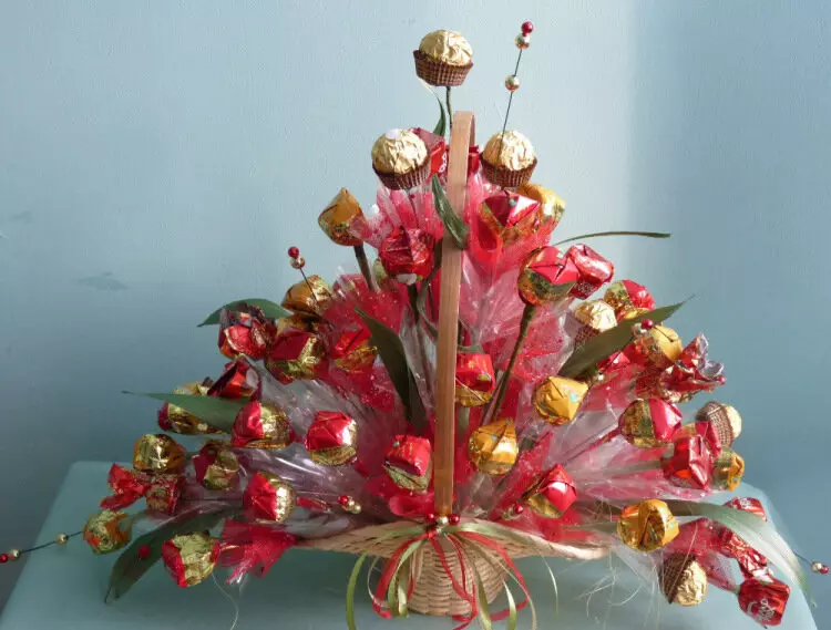 8-мартта (66 сүрөт) букеталар (66 сүрөт): Sweet Mini Bouquets муну өзүңүз, момпосуйдун адаттан тыш белектери, букеттин башка версиялары 18614_61