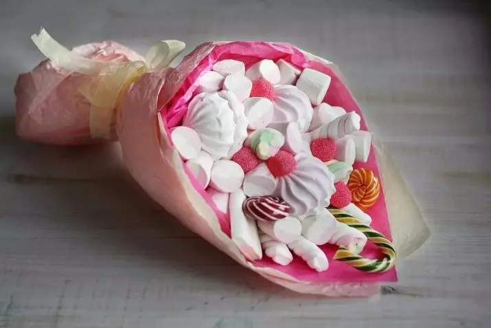 Bouquets of Sweets ar 8 Mawrth (66 Lluniau): Bouquets Mini Melys yn ei wneud eich hun, rhoddion anarferol candy i'r athro a'r mom, fersiynau eraill o tuswau 18614_62