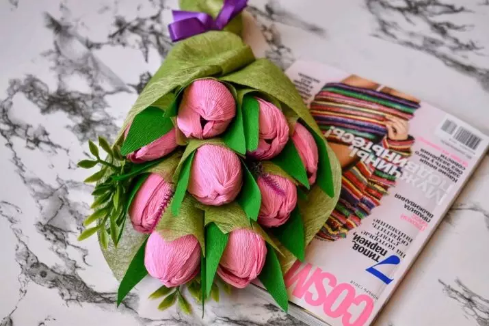Bouquets of Sweets le 8 mars (66 photos): Sweet Mini Bouquets Faites-le vous-même, Candy Cadeaux inhabituels à l'enseignant et à maman, autres versions de bouquets 18614_65