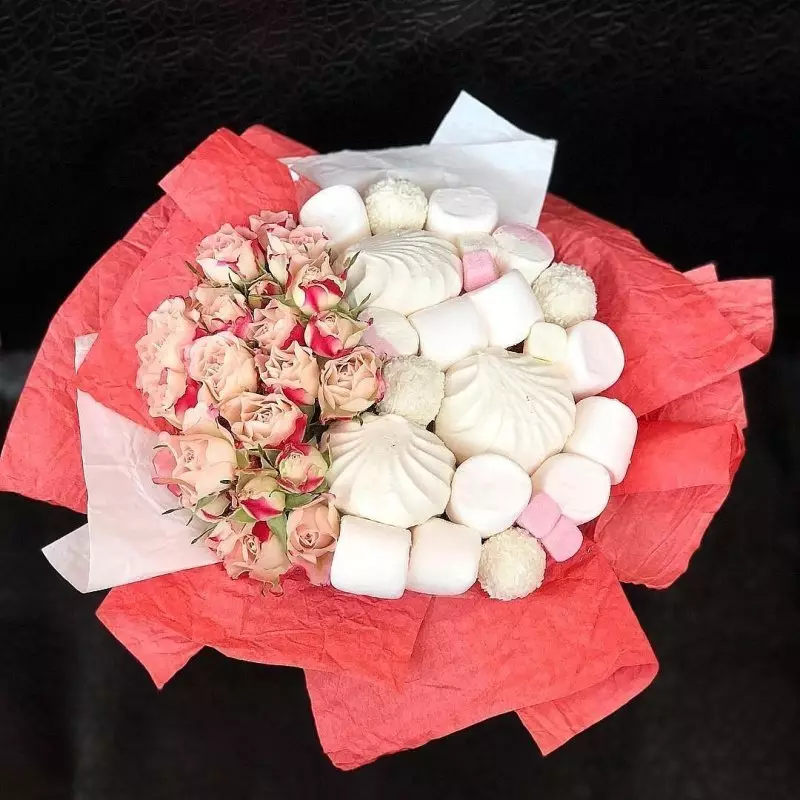 Pušķi saldumu gada 8. martā (66 fotoattēli): saldie mini pušķus do it yourself, konfektes neparastas dāvanas uz skolotāja un mamma, citas versijas pušķi 18614_8
