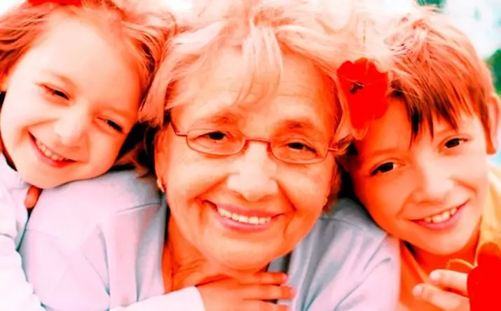 Hvad skal man give en bedstemor den 8. marts? Ideer om gaver og overraskelser bedstemor fra børnebørn 18624_21