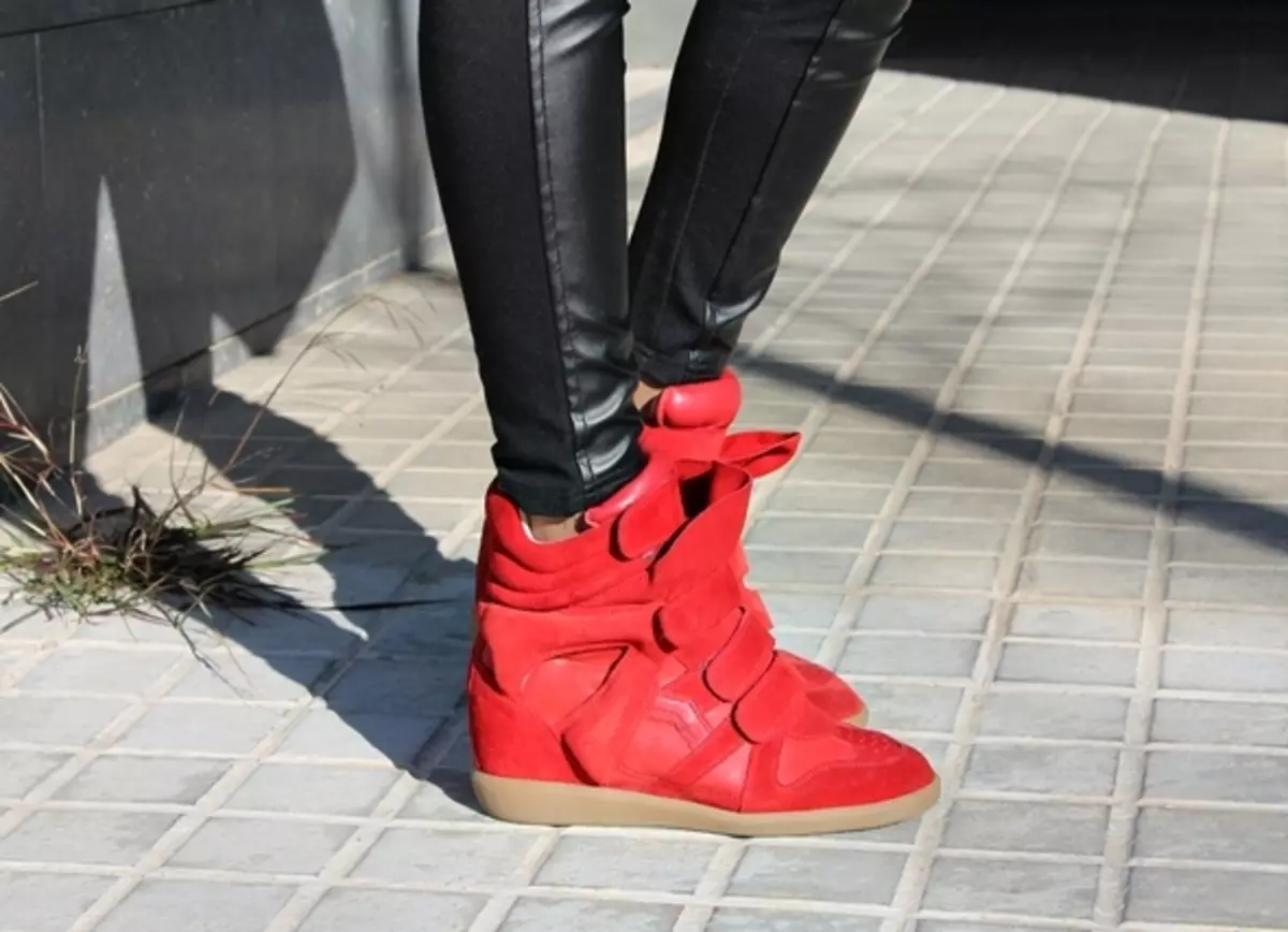 Punased kingad (39 fotot): Mida kanda naiste talvelakuti ja nahast punane 1864_17