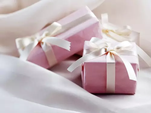 Què donar a una núvia embarassada? Idees de regals d'aniversari per a núvia i el seu nadó, regals útils per a la futura mare 18654_3