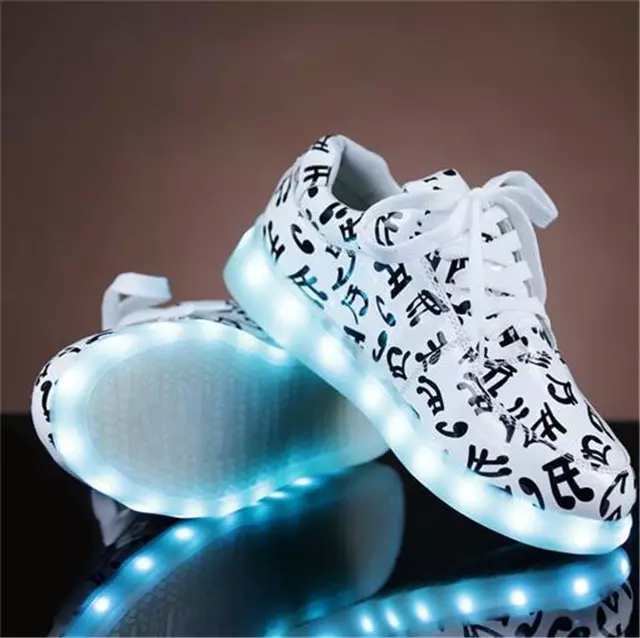 Glowing Boots (27 ფოტო): მსუბუქი მოდელები განათებული ბავშვებისთვის, ფეხსაცმელი 1865_20