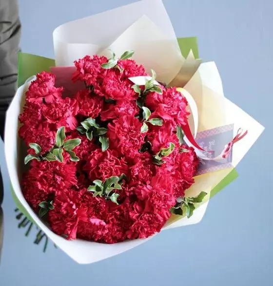 Quali fiori da dare una ragazza? 34 Foto Quante rose puoi dare? Cosa è meglio - fiore coperto in una pentola o bella bouquet? 18667_20