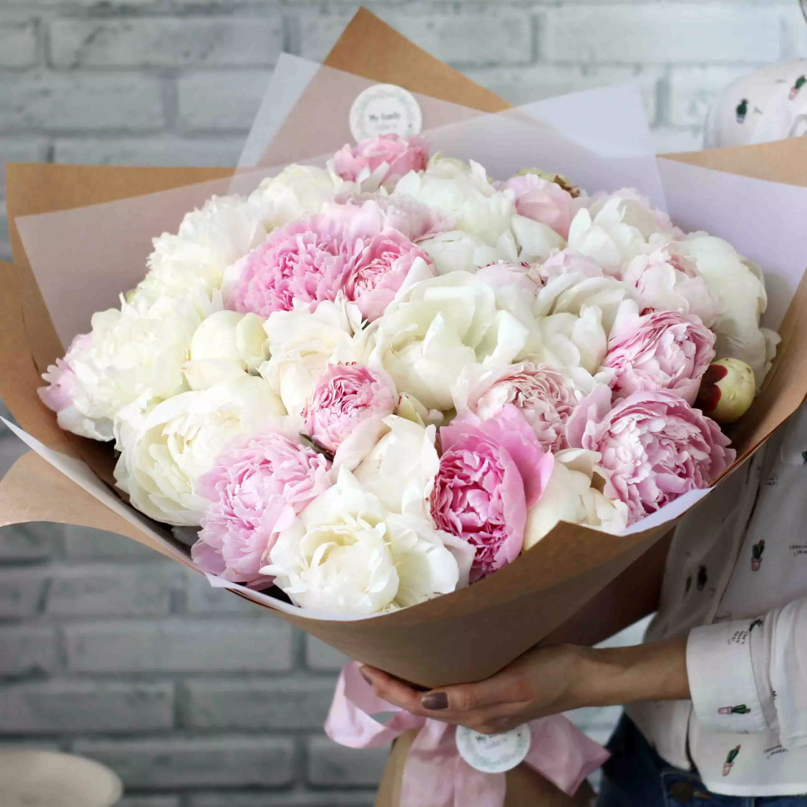 Những bông hoa để cho một cô gái? 34 ảnh Bạn có thể cho bao nhiêu bông hồng? Những gì tốt hơn - hoa trong nhà trong một nồi hoặc bó hoa đẹp? 18667_9