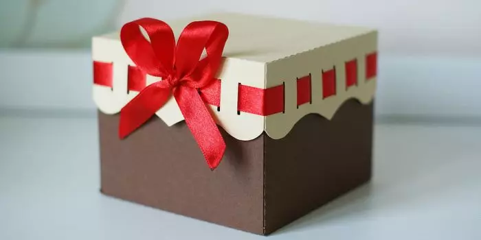 Hoe maak je een gift mama van papier? Postkaarten en ambachten voor verjaardag met je eigen handen, appliqués en origami van gekleurd papier 18669_19