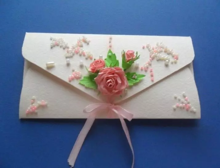 Kā padarīt dāvanu mammu no papīra? Pastkartes un amatniecība dzimšanas dienā ar savām rokām, aplikācijām un origami no krāsaina papīra 18669_20