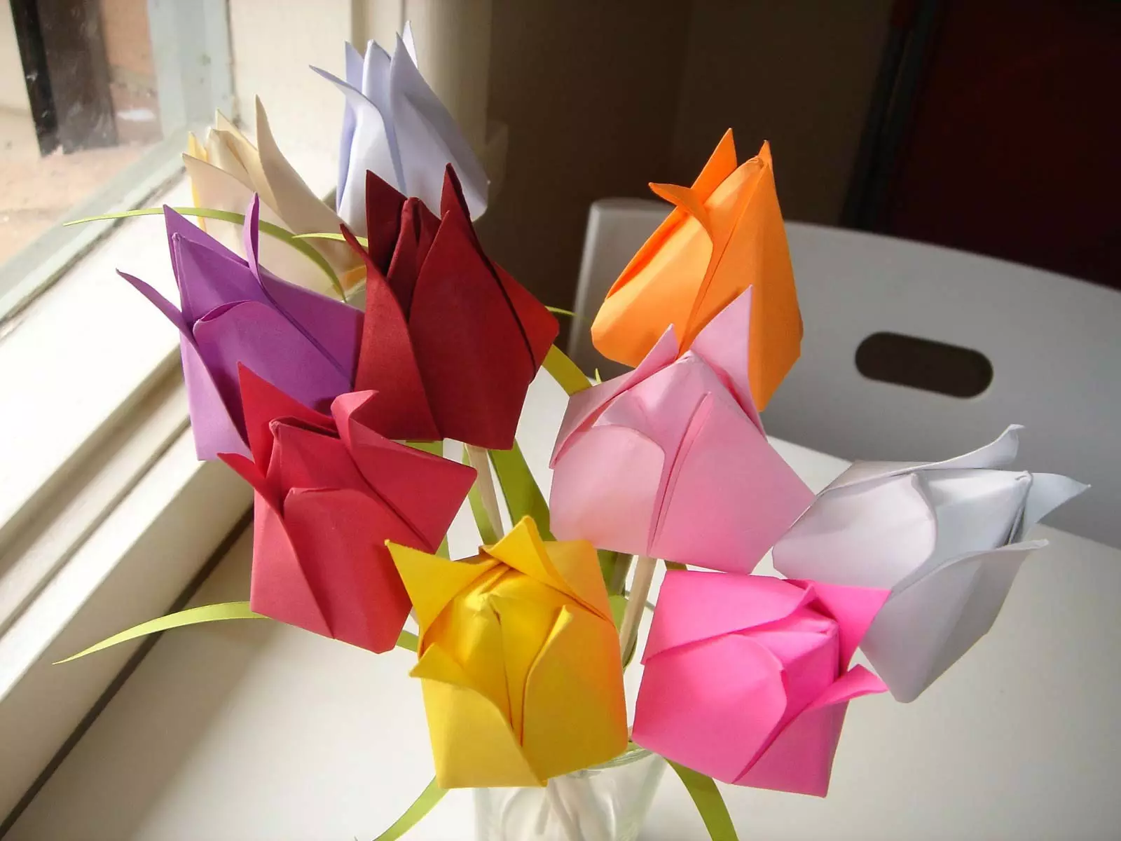 Jak udělat dárku maminka z papíru? Pohlednice a řemesla pro narozeniny s vlastními rukama, Appliqués a Origami z barevného papíru 18669_8