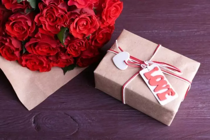 अपनी पत्नी के लिए एक उपहार (5 9 तस्वीरें): अपनी पत्नी को देने के लिए क्या उपयोगी है? अपने पति के पसंदीदा जीवनसाथी, सर्वोत्तम और असामान्य विचारों से मूल उपहार 18673_9