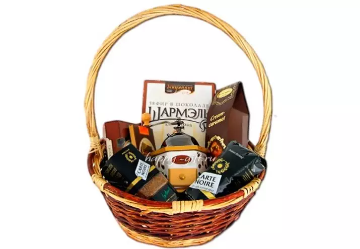 Basket for a man as a gift (18 photos): how to arrange a male gift food or a fruit basket with your own hands? 18690_15