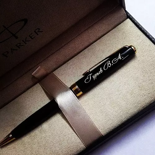 Rokturis kā dāvanu cilvēks: kā izvēlēties labu Parker strūklaka ar gravējumu? Cienījamie lodīšu pildspalvas kā dāvana vīrietim 18693_11