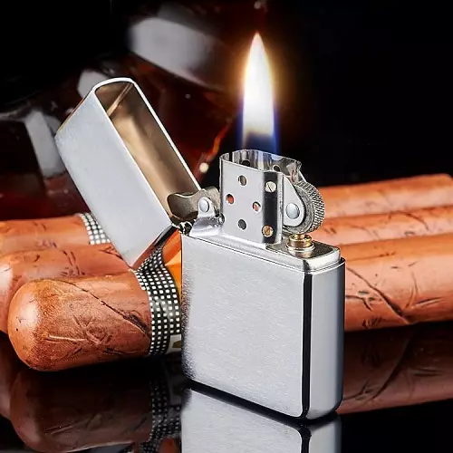 Запалки като подарък за един мъж: Красиви модели газ с гравюра, избор 18699_21