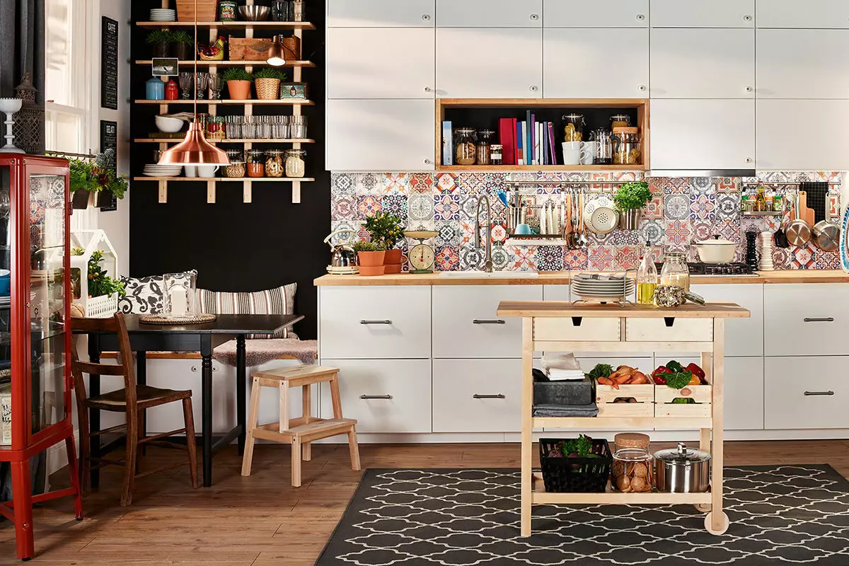 Virtuvės dizainas (179 nuotraukos): gražios virtuvės interjero idėjos bute, paprasti virtuvės dizaino parinktys. Kaip padaryti registraciją įdomu ir stilingu? Madingi dizaino sprendimai 186_104