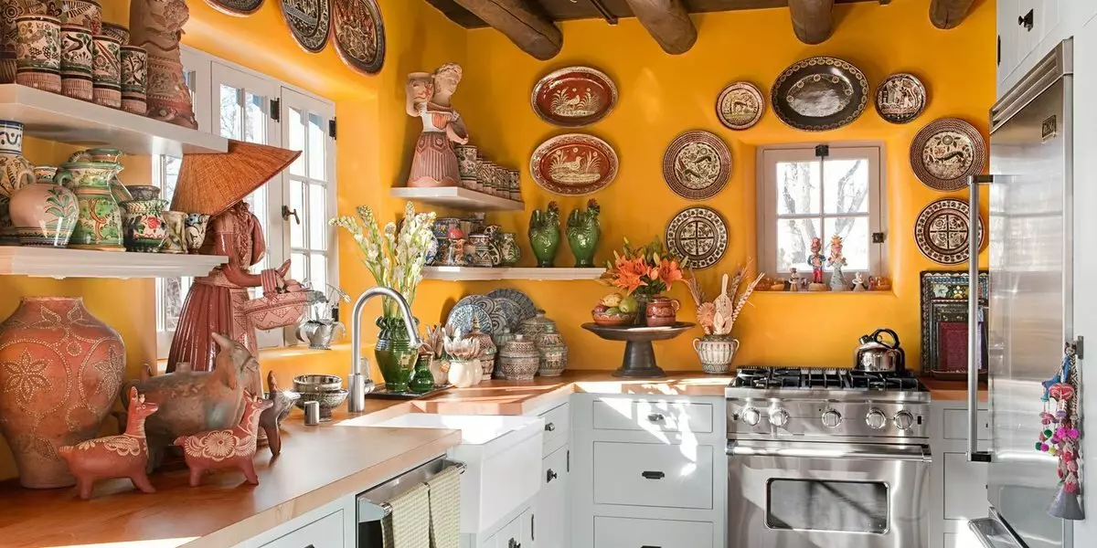 Virtuvės dizainas (179 nuotraukos): gražios virtuvės interjero idėjos bute, paprasti virtuvės dizaino parinktys. Kaip padaryti registraciją įdomu ir stilingu? Madingi dizaino sprendimai 186_109