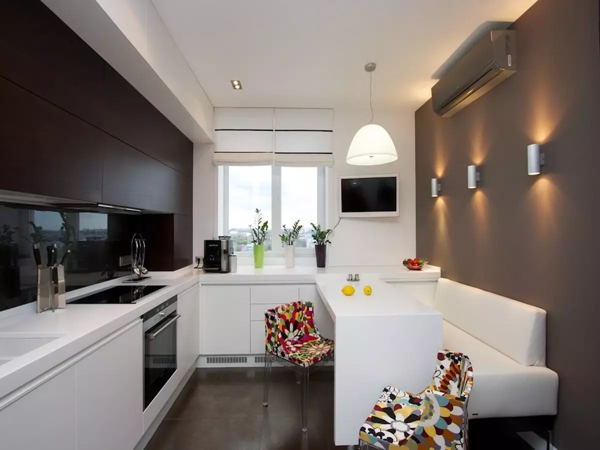 Virtuvės dizainas (179 nuotraukos): gražios virtuvės interjero idėjos bute, paprasti virtuvės dizaino parinktys. Kaip padaryti registraciją įdomu ir stilingu? Madingi dizaino sprendimai 186_11