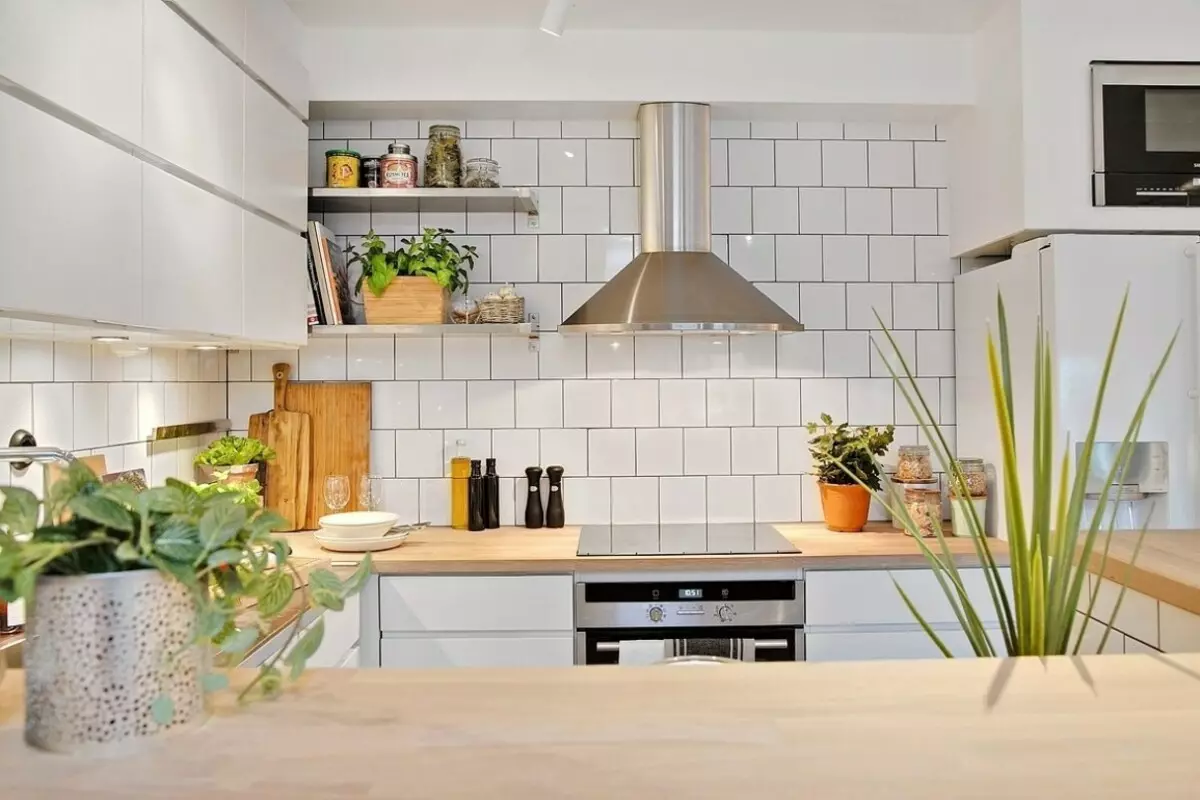 Virtuvės dizainas (179 nuotraukos): gražios virtuvės interjero idėjos bute, paprasti virtuvės dizaino parinktys. Kaip padaryti registraciją įdomu ir stilingu? Madingi dizaino sprendimai 186_116