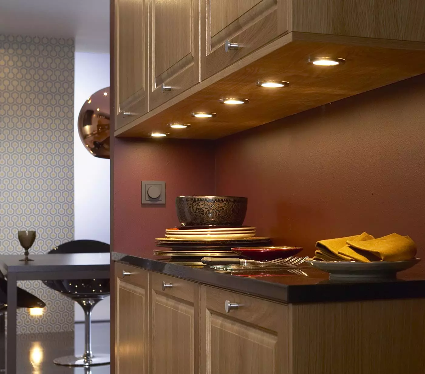 Virtuvės dizainas (179 nuotraukos): gražios virtuvės interjero idėjos bute, paprasti virtuvės dizaino parinktys. Kaip padaryti registraciją įdomu ir stilingu? Madingi dizaino sprendimai 186_129