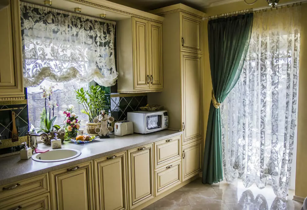 Virtuvės dizainas (179 nuotraukos): gražios virtuvės interjero idėjos bute, paprasti virtuvės dizaino parinktys. Kaip padaryti registraciją įdomu ir stilingu? Madingi dizaino sprendimai 186_142