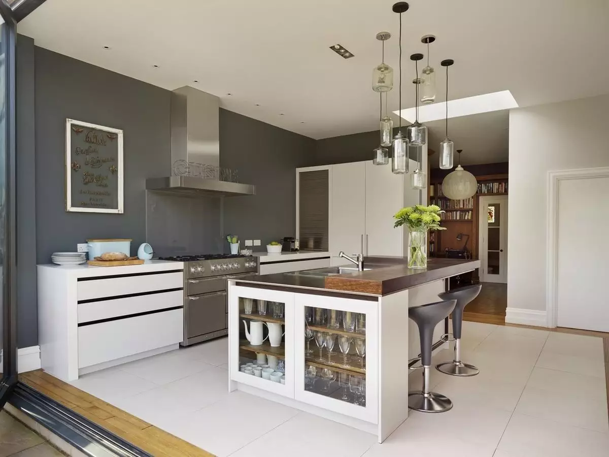 Virtuvės dizainas (179 nuotraukos): gražios virtuvės interjero idėjos bute, paprasti virtuvės dizaino parinktys. Kaip padaryti registraciją įdomu ir stilingu? Madingi dizaino sprendimai 186_154