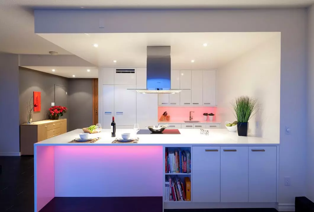 Virtuvės dizainas (179 nuotraukos): gražios virtuvės interjero idėjos bute, paprasti virtuvės dizaino parinktys. Kaip padaryti registraciją įdomu ir stilingu? Madingi dizaino sprendimai 186_164