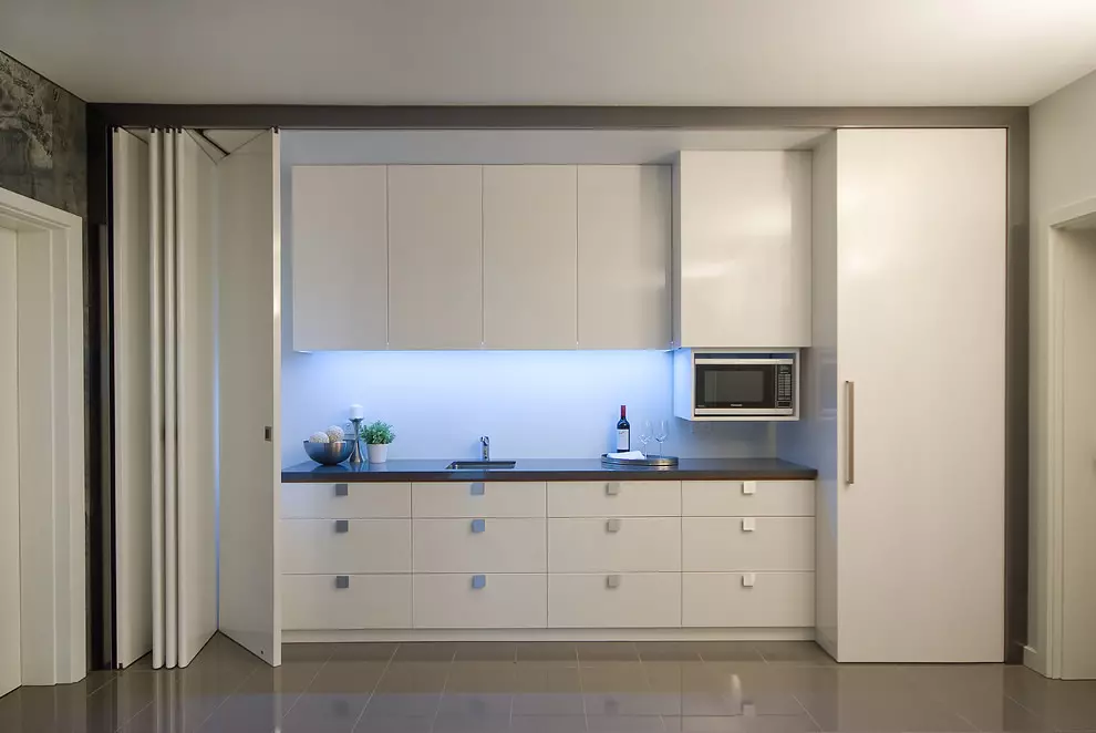 Virtuvės dizainas (179 nuotraukos): gražios virtuvės interjero idėjos bute, paprasti virtuvės dizaino parinktys. Kaip padaryti registraciją įdomu ir stilingu? Madingi dizaino sprendimai 186_166