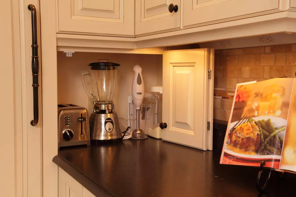 Virtuvės dizainas (179 nuotraukos): gražios virtuvės interjero idėjos bute, paprasti virtuvės dizaino parinktys. Kaip padaryti registraciją įdomu ir stilingu? Madingi dizaino sprendimai 186_171