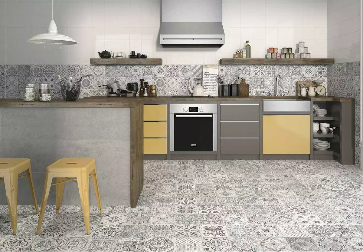 Virtuvės dizainas (179 nuotraukos): gražios virtuvės interjero idėjos bute, paprasti virtuvės dizaino parinktys. Kaip padaryti registraciją įdomu ir stilingu? Madingi dizaino sprendimai 186_31