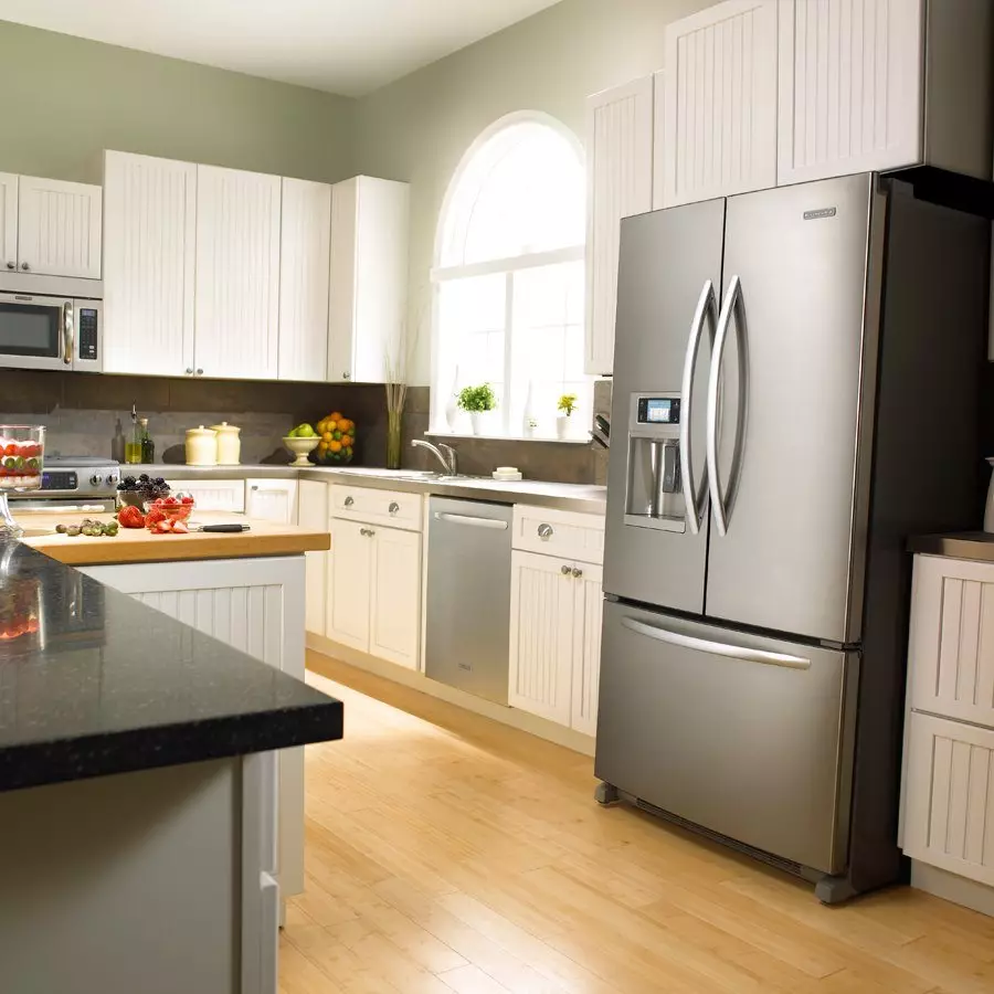Virtuvės dizainas (179 nuotraukos): gražios virtuvės interjero idėjos bute, paprasti virtuvės dizaino parinktys. Kaip padaryti registraciją įdomu ir stilingu? Madingi dizaino sprendimai 186_34