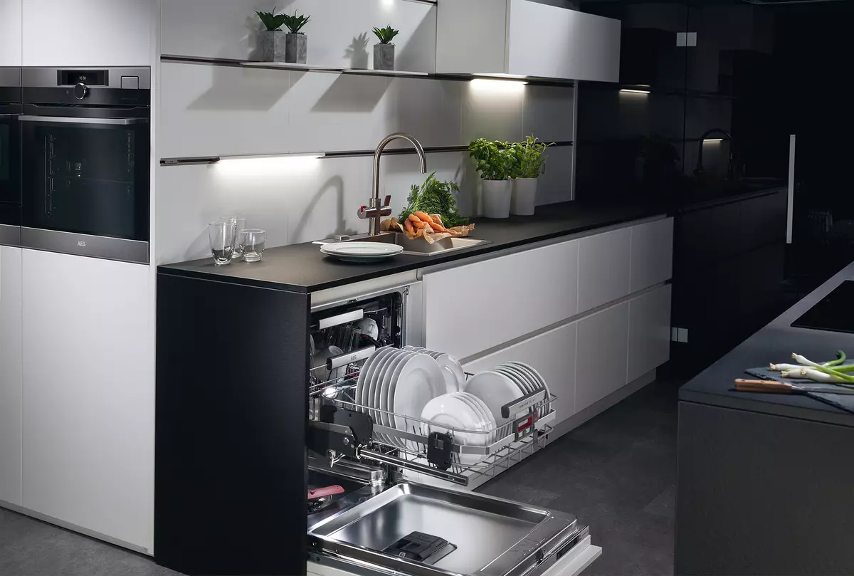 Virtuvės dizainas (179 nuotraukos): gražios virtuvės interjero idėjos bute, paprasti virtuvės dizaino parinktys. Kaip padaryti registraciją įdomu ir stilingu? Madingi dizaino sprendimai 186_41