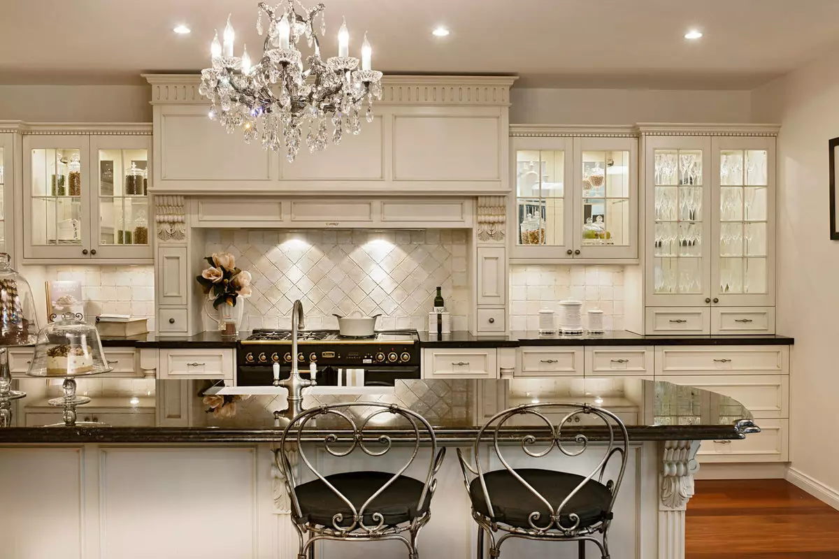 Virtuvės dizainas (179 nuotraukos): gražios virtuvės interjero idėjos bute, paprasti virtuvės dizaino parinktys. Kaip padaryti registraciją įdomu ir stilingu? Madingi dizaino sprendimai 186_46