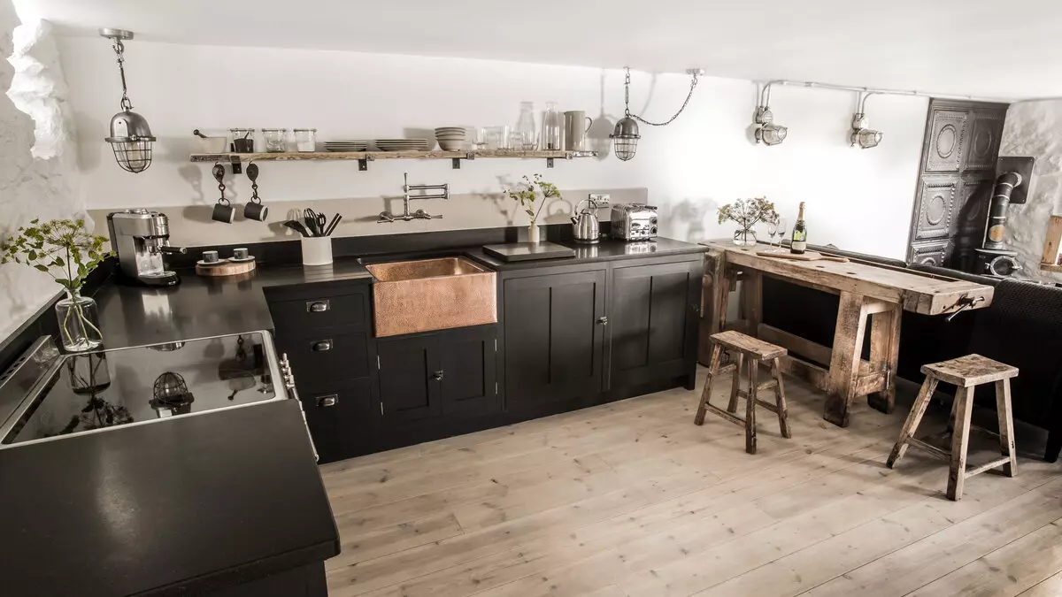 Virtuvės dizainas (179 nuotraukos): gražios virtuvės interjero idėjos bute, paprasti virtuvės dizaino parinktys. Kaip padaryti registraciją įdomu ir stilingu? Madingi dizaino sprendimai 186_47