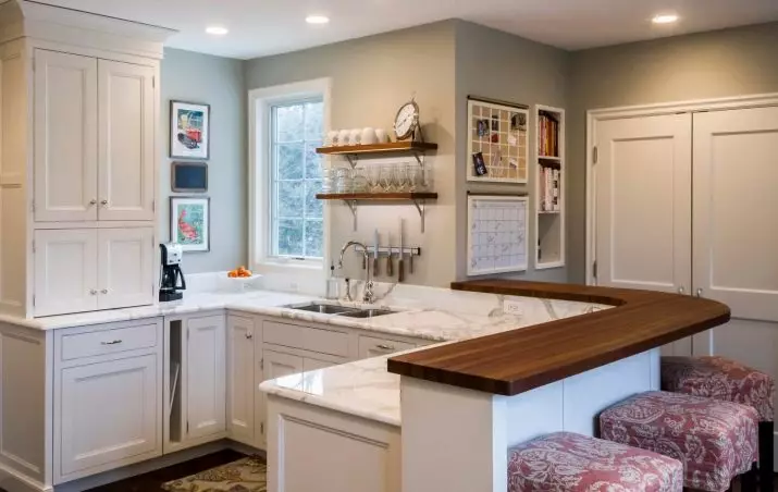 Virtuvės dizainas (179 nuotraukos): gražios virtuvės interjero idėjos bute, paprasti virtuvės dizaino parinktys. Kaip padaryti registraciją įdomu ir stilingu? Madingi dizaino sprendimai 186_48