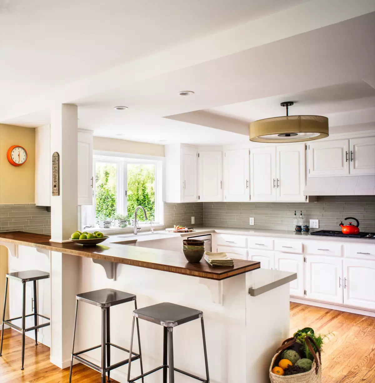 キッチンデザイン（179写真）：アパートメントの美しいキッチンインテリアのアイデア、シンプルなキッチンデザインオプション。登録のおもしろくてスタイリッシュな登録をする方法ファッショナブルなデザインソリューション 186_49