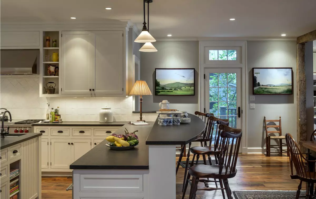 Virtuvės dizainas (179 nuotraukos): gražios virtuvės interjero idėjos bute, paprasti virtuvės dizaino parinktys. Kaip padaryti registraciją įdomu ir stilingu? Madingi dizaino sprendimai 186_51