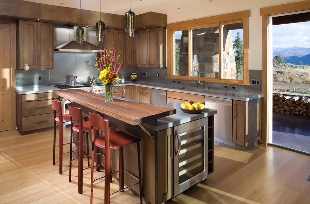 Virtuvės dizainas (179 nuotraukos): gražios virtuvės interjero idėjos bute, paprasti virtuvės dizaino parinktys. Kaip padaryti registraciją įdomu ir stilingu? Madingi dizaino sprendimai 186_52